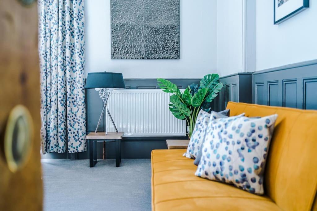 Supersized Studio In Chester Luaran gambar